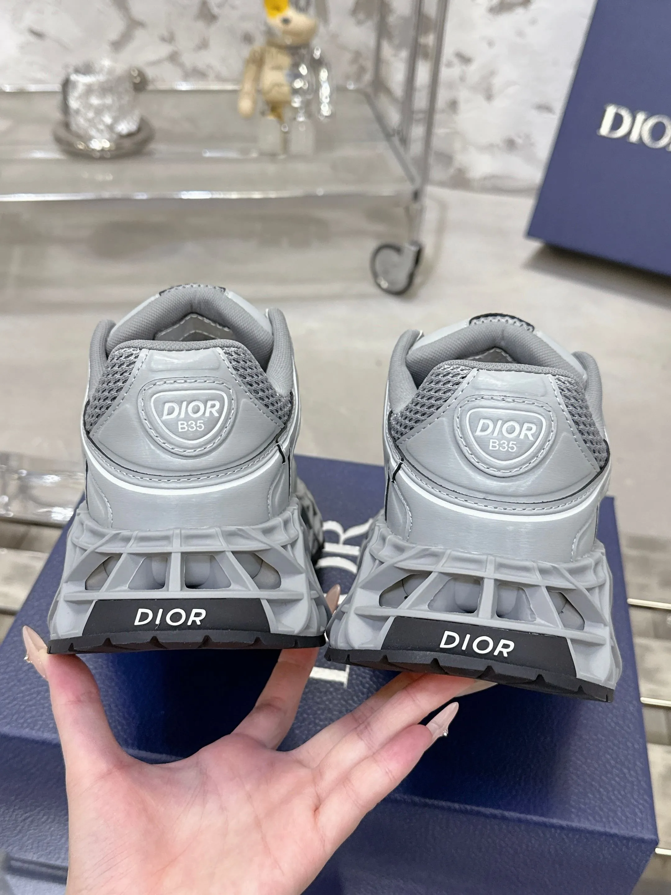 Factory price 780💰 Top version! ! ! Dior (B35) DIOR spring and summer men's wear show, the show was held at the Valle de Grasse School in Paris. Kim Jones drew inspiration from the works of South African artist Hylton Nel. The details of the shoes, clog soles and tribal elements, cleverly blended luxury craftsmanship and practicality, with fresh childishness and bright temperament, creating a new season hot spot. Dior KAWA Dior co-branded casual sports shoes reinterpret running shoes with Dior's high-end style. B35 is made of fine-textured leather and mesh fabric materials. It can be worn in all seasons, is comfortable and breathable, and has multiple lines on the shoe body to outline details. It has a full retro three-dimensional feel and can create a casual look all year round! Fabric: Cowhide/customized cloth material Lining: Imported breathable mesh Outsole: Original molded outsole Size: 39-46 (customized at 45.46)